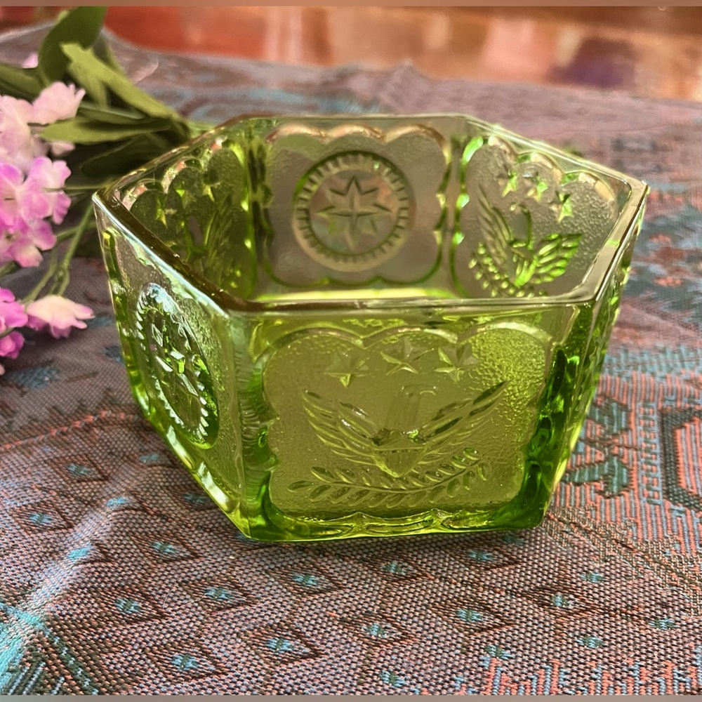 VTG Indiana Green Glass Colonial American Eagle Stars Candy/Nut Hexagon Bowl